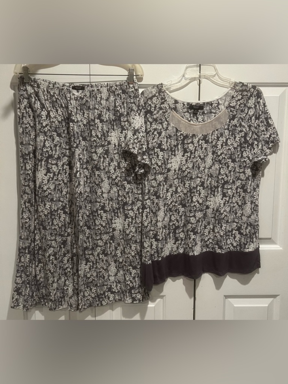 SIMPLY VERA🩶2 Pc Pajama Set -Gray & White Floral , Short Sleeves& Crop Pants